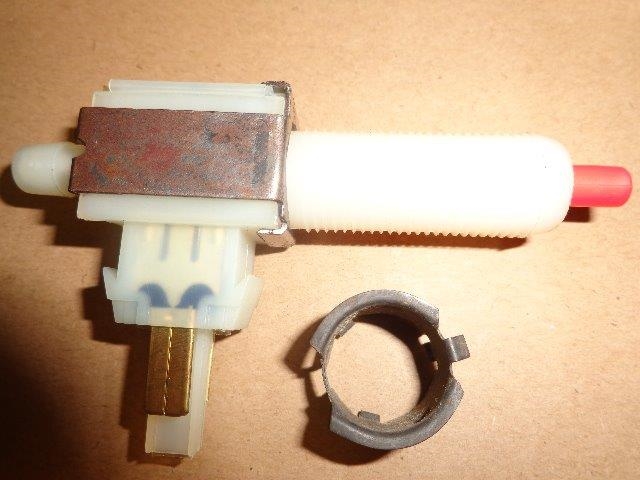 CRUISE CONTROL DUMP VALVE SWITCH WITH  RETAINING CLIP